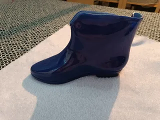 Botas de agua azules con lazo dorado