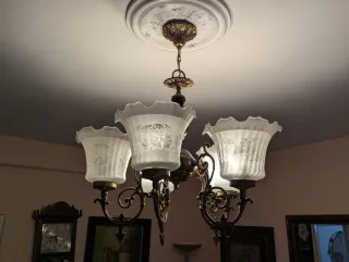 Lámpara de techo dorada y cristal