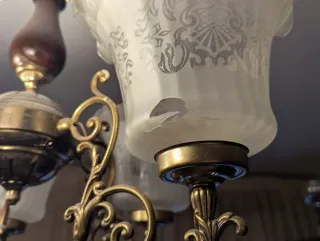 Lámpara de techo dorada y cristal