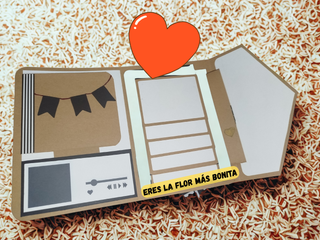 Marco de Flores de Papel y Mariposa