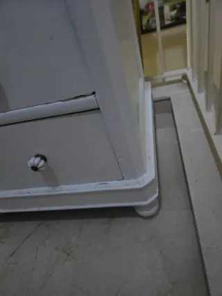 Cómoda grande de madera blanca