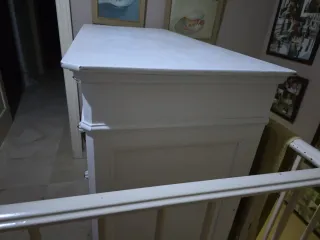 Cómoda grande de madera blanca