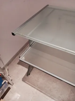 Taula d'escriptori amb safata inferior extraible