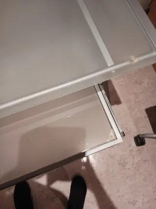 Taula d'escriptori amb safata inferior extraible