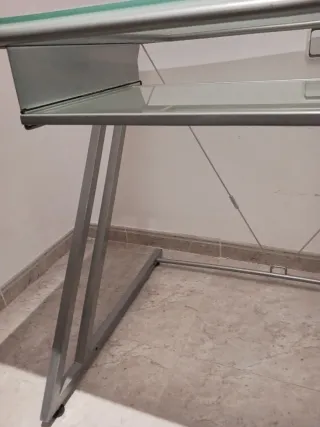 Taula d'escriptori amb safata inferior extraible