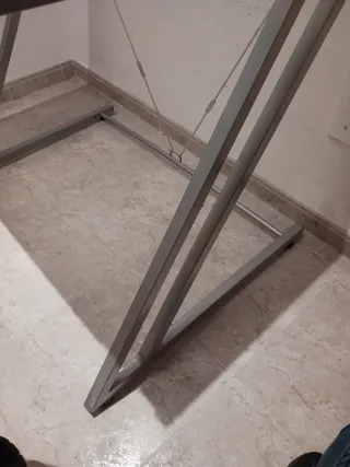 Taula d'escriptori amb safata inferior extraible