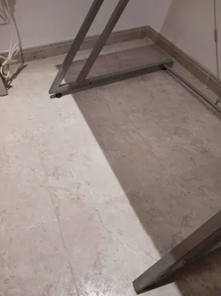 Taula d'escriptori amb safata inferior extraible