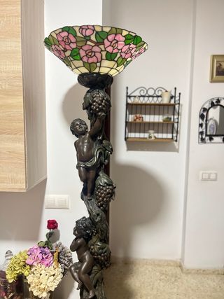 Lámpara Tiffany con figuras de querubines