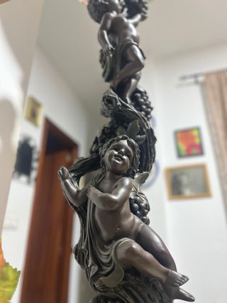 Lámpara Tiffany con figuras de querubines