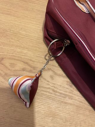 Bolso de viaje y neceseres a rayas