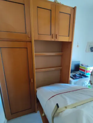 Armario de madera marrón