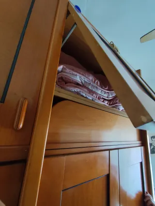 Armario de madera marrón