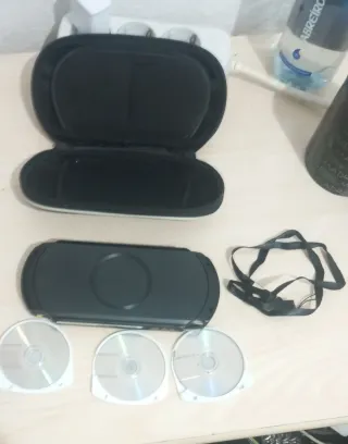 Sony PSP 2000 Negra + Accesorios no tengo cargador