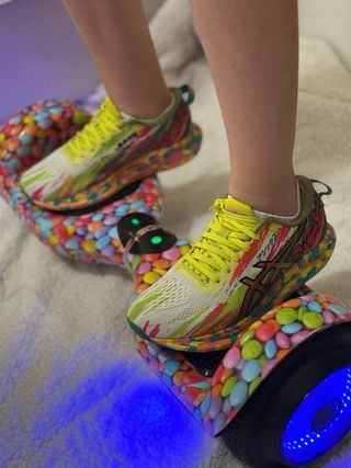 Hoverboard con luces LED y diseño de caramelos