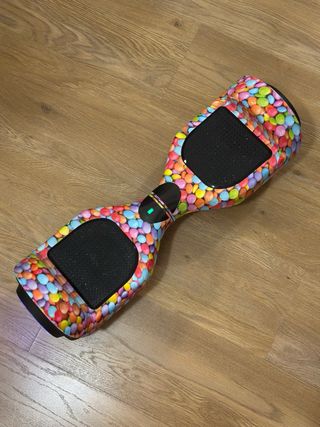Hoverboard con luces LED y diseño de caramelos