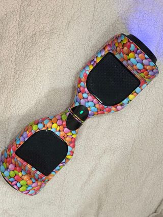 Hoverboard con luces LED y diseño de caramelos