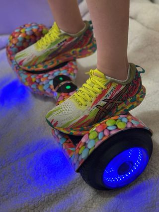 Hoverboard con luces LED y diseño de caramelos