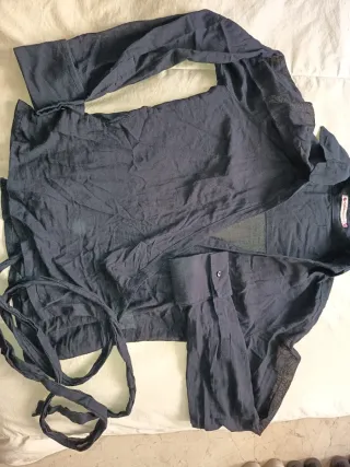 Camisa cruzada ajustada negra manga larga mujer