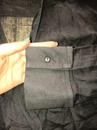 Camisa cruzada ajustada negra manga larga mujer