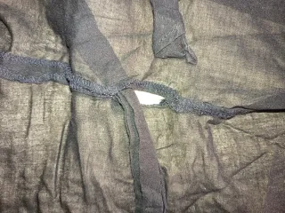 Camisa cruzada ajustada negra manga larga mujer