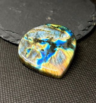 Labradorita espectrolita multicolor cabujon grande