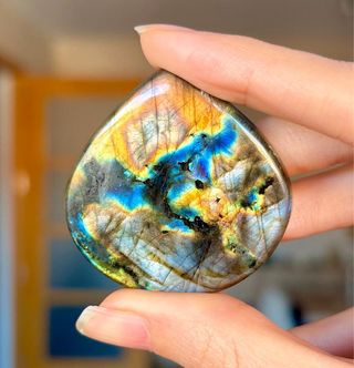 Labradorita espectrolita multicolor cabujon grande