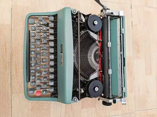 Máquina de escribir Olivetti Lettera 32