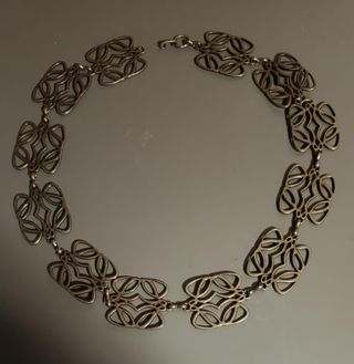 Cinturón plateado con diseño calado