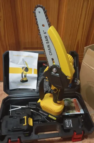 MOTOSIERRA ELÉCTRICA DE 6 PULGADAS CON 2 BATERIAS