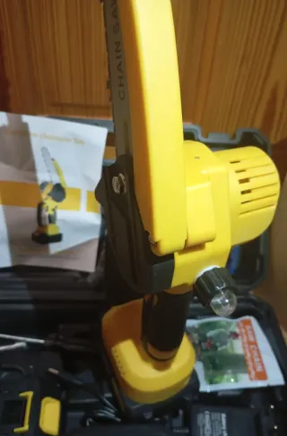 MOTOSIERRA ELÉCTRICA DE 6 PULGADAS CON 2 BATERIAS