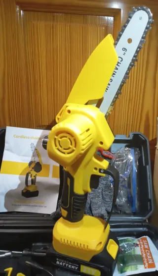 MOTOSIERRA ELÉCTRICA DE 6 PULGADAS CON 2 BATERIAS