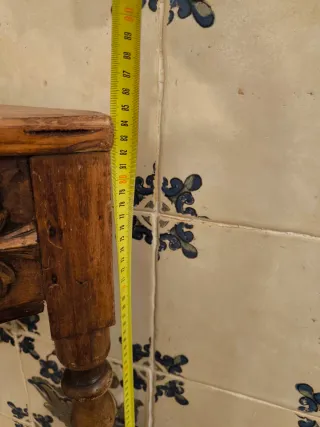 Mesita esquinera madera tallada antigua