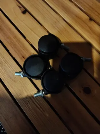 4 Ruedas de Plástico con Tornillo