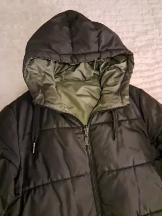 Parka larga Zara Negra. Con Capucha.
