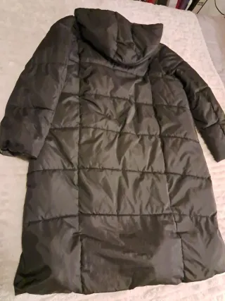 Parka larga Zara Negra. Con Capucha.