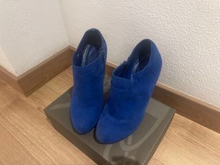 Botines ante azul