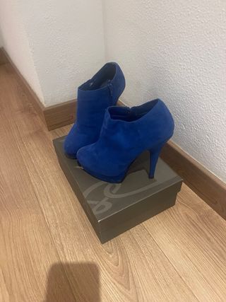 Botines ante azul