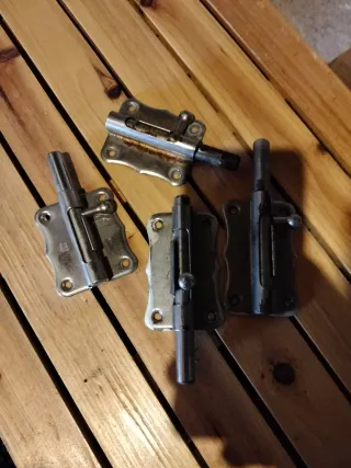 4 Cerrojos metálicos