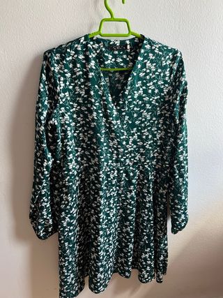 Vestido verde floral elegante