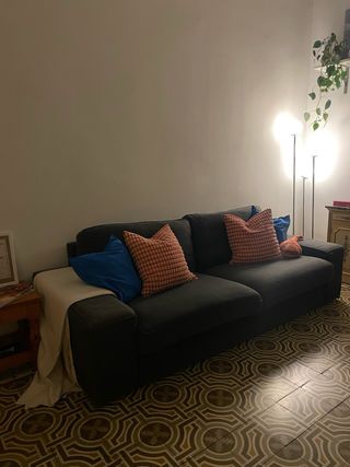 Sofá gris oscuro de tela modelo KIVIK IKEA