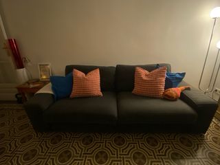 Sofá gris oscuro de tela modelo KIVIK IKEA