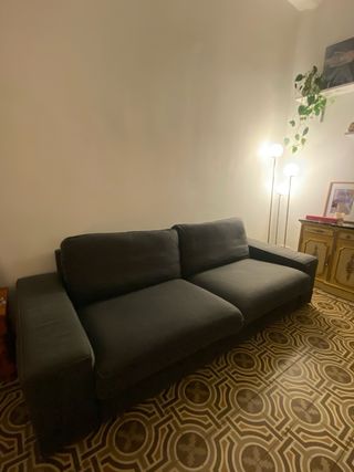 Sofá gris oscuro de tela modelo KIVIK IKEA