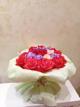 Ramo de flores de satén y papel