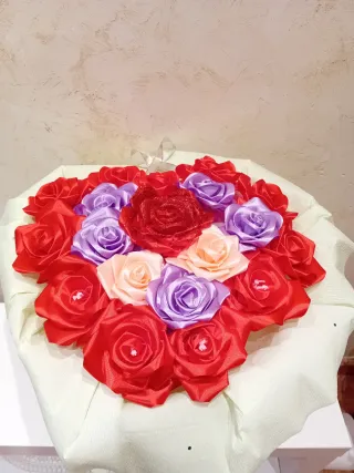 Ramo de flores de satén y papel