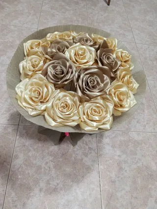 Ramo de flores de satén y papel