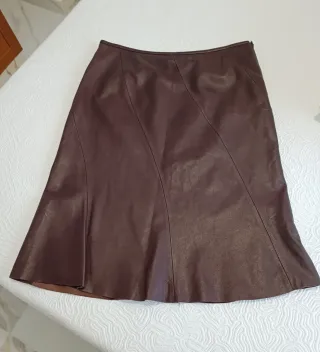 Falda de cuero auténtico marrón.