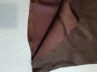 Falda de cuero auténtico marrón.