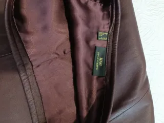 Falda de cuero auténtico marrón.