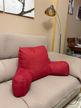 Cojín de lectura con brazos rojo