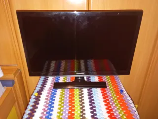 Televisor Samsung 60cm con su mando.